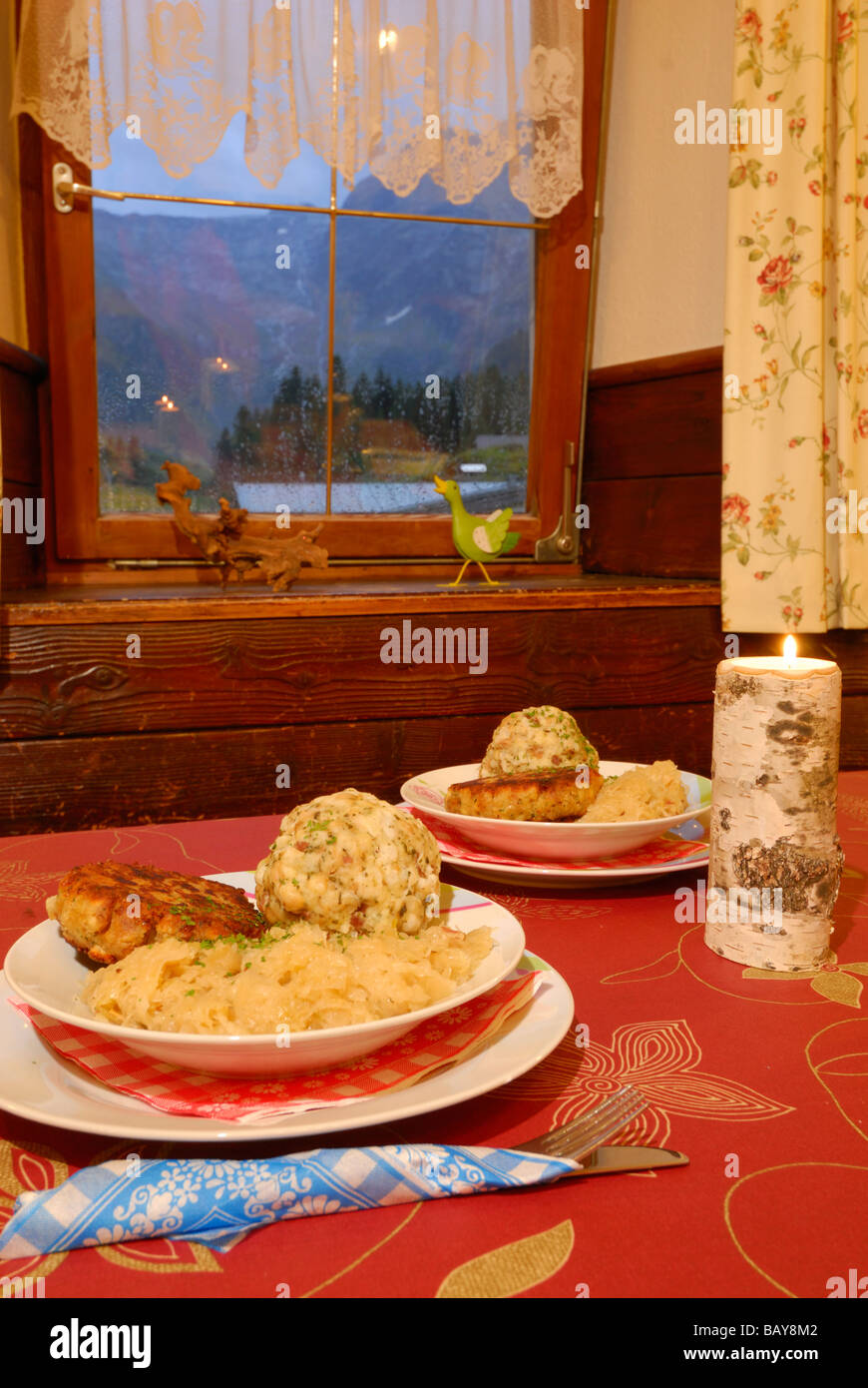 gedeckten Tisch mit zwei Portionen Tyrolean Kaspressknoedel und Speckknoedel mit Sauerkraut, Tirol, Österreich Stockfoto