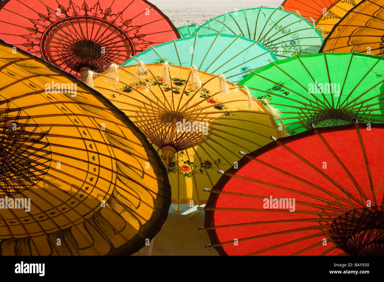 Bunte Schirme hergestellt aus Papier und Bambus in Mandalay, Birma, Myanmar Stockfoto