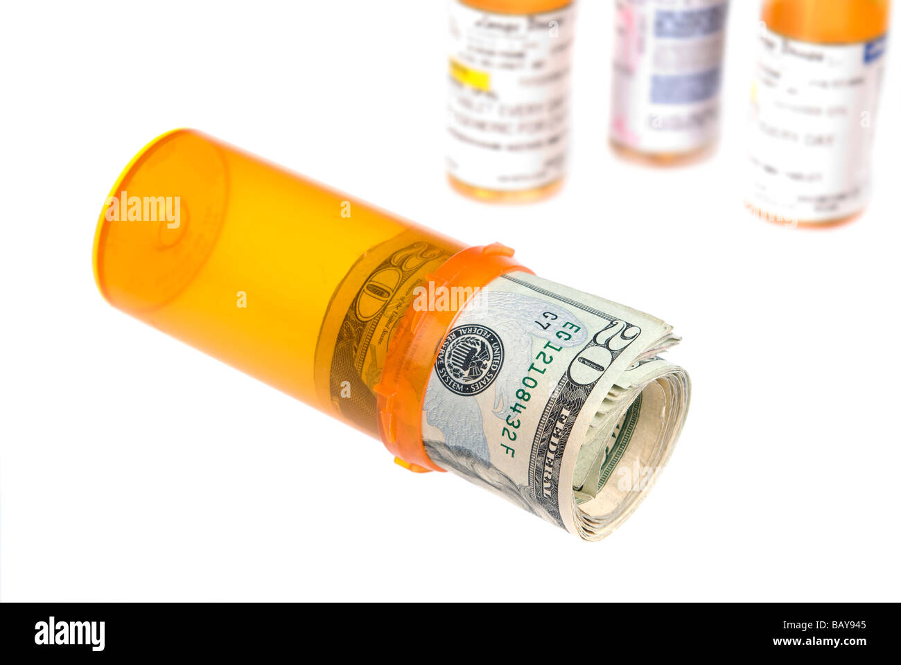 Rollte Sie Geld innerhalb einer Pille Flasche bietet Rückschlüsse auf Kosten im Gesundheitswesen und Versicherungen für Medikamente Stockfoto