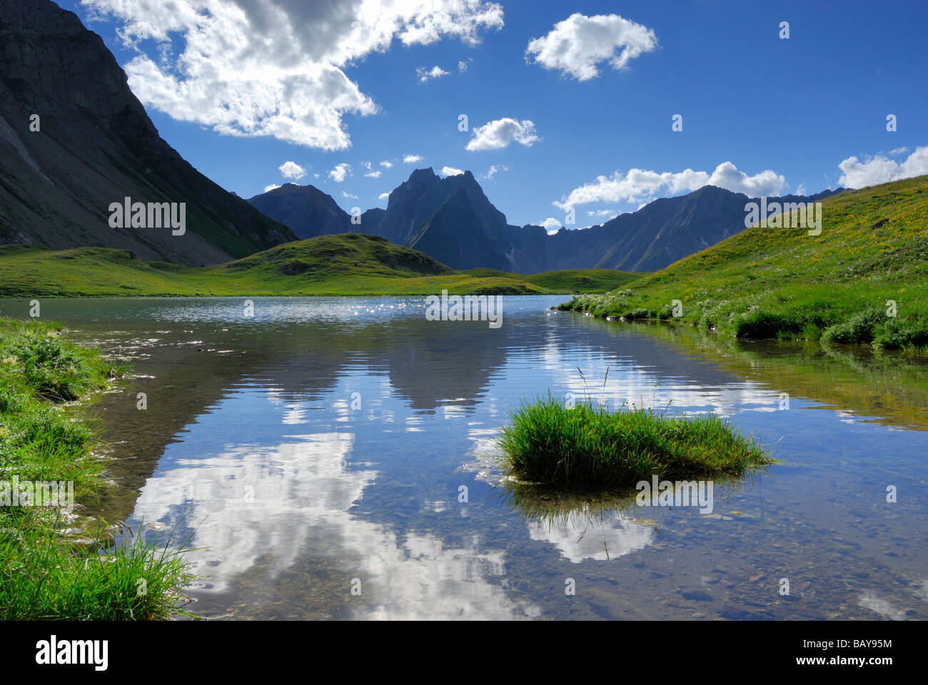 Unterer See Seewisee in der Nähe von Memminger Huette Hütte mit Blick auf Freispitze, Bereich Lechtal, Tirol, Österreich Stockfoto