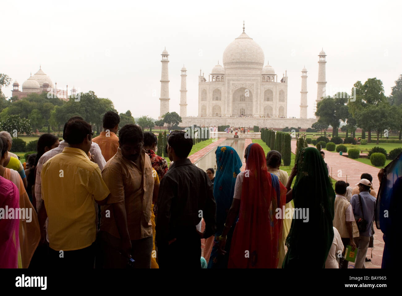 Indische Touristen im Taj Mahal in Agra, Indien. Stockfoto