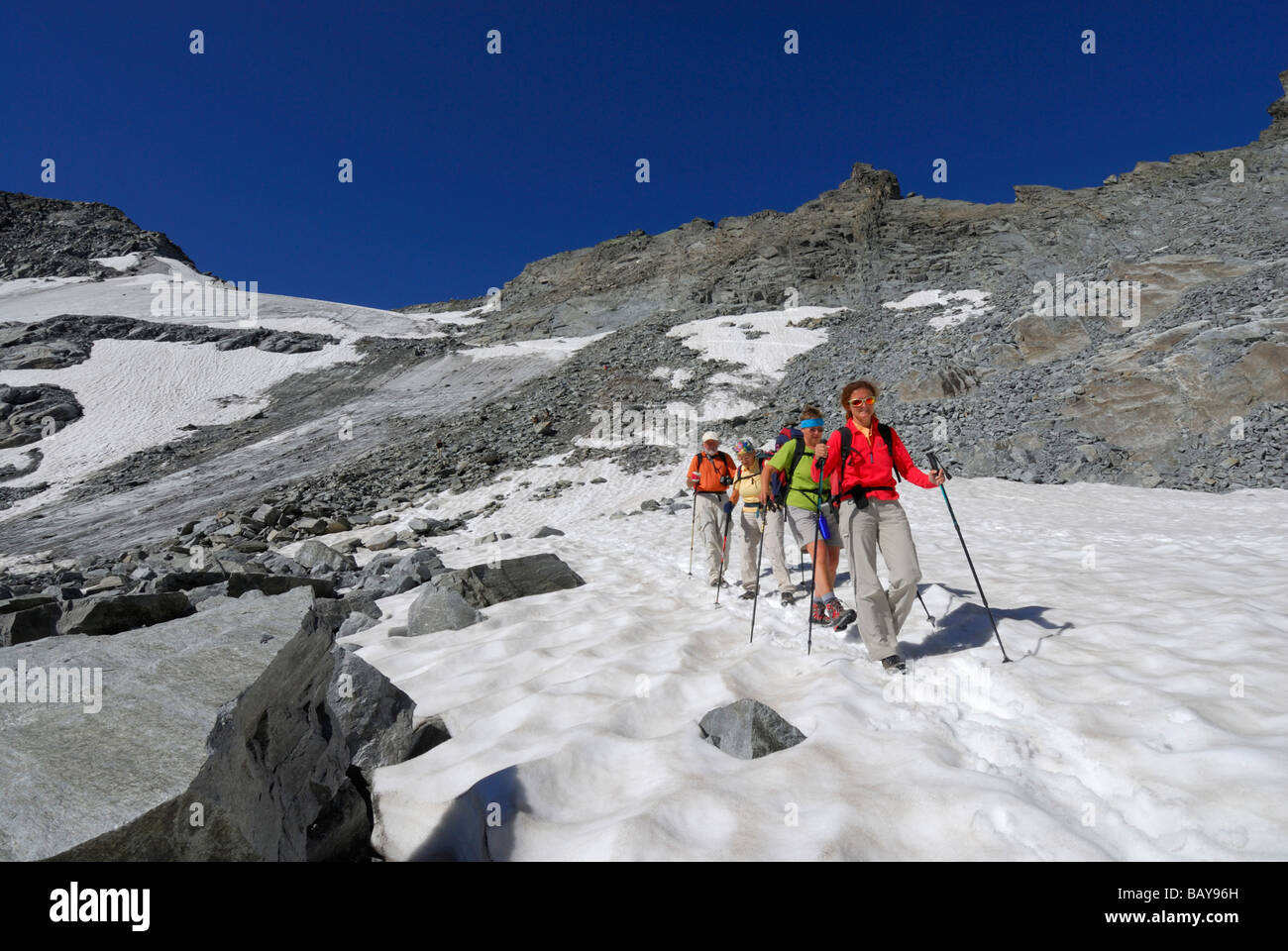 Gruppe von Wanderern Abstieg von Pitztaler Joechl, Ötztal Bereich, Tirol, Österreich Stockfoto