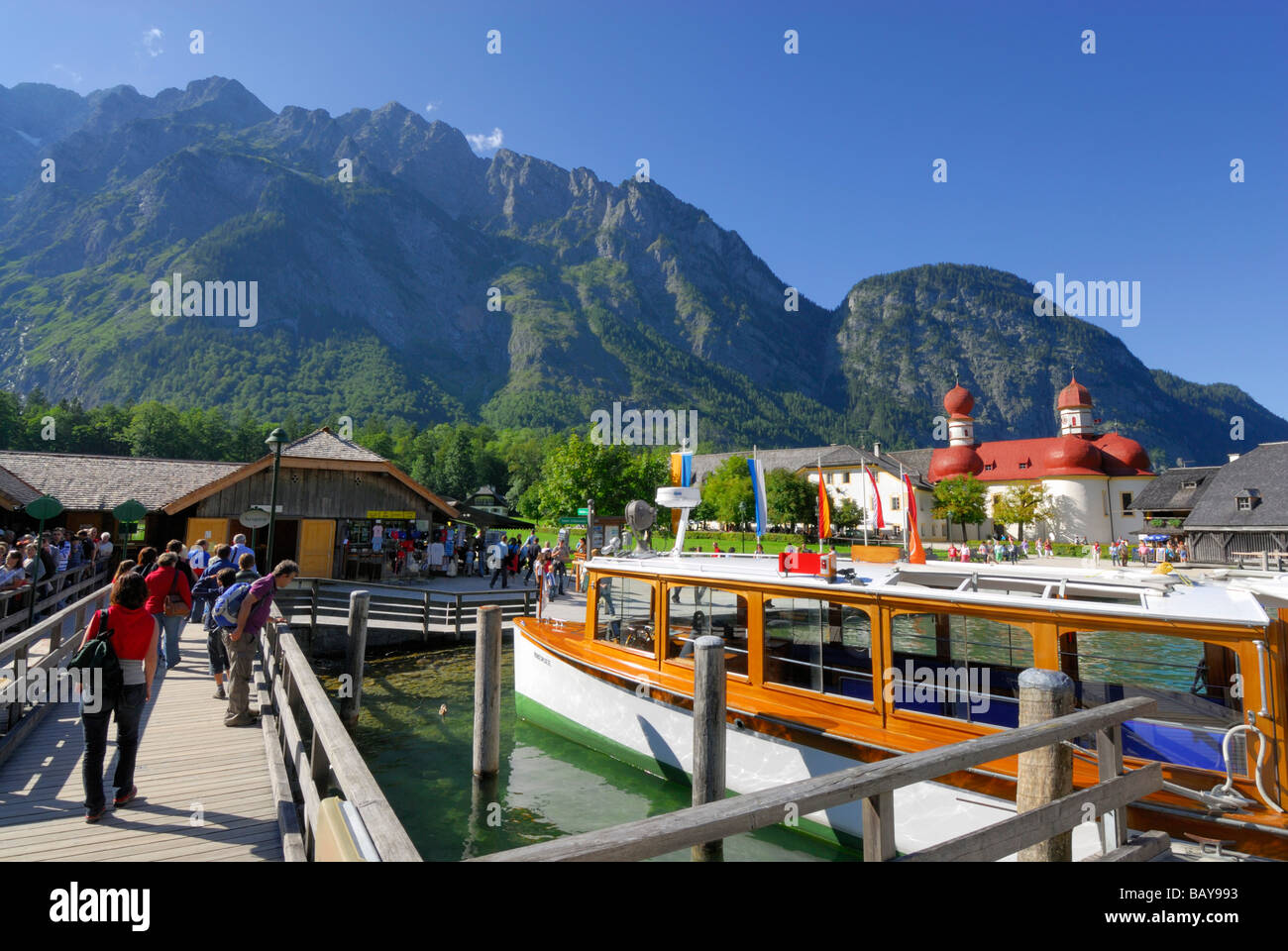 Menschen am Bootssteg mit Boot, Watzmann Bereich im Hintergrund, St. Bartholomae, See Königssee Berchtesgaden Bereich, National Stockfoto