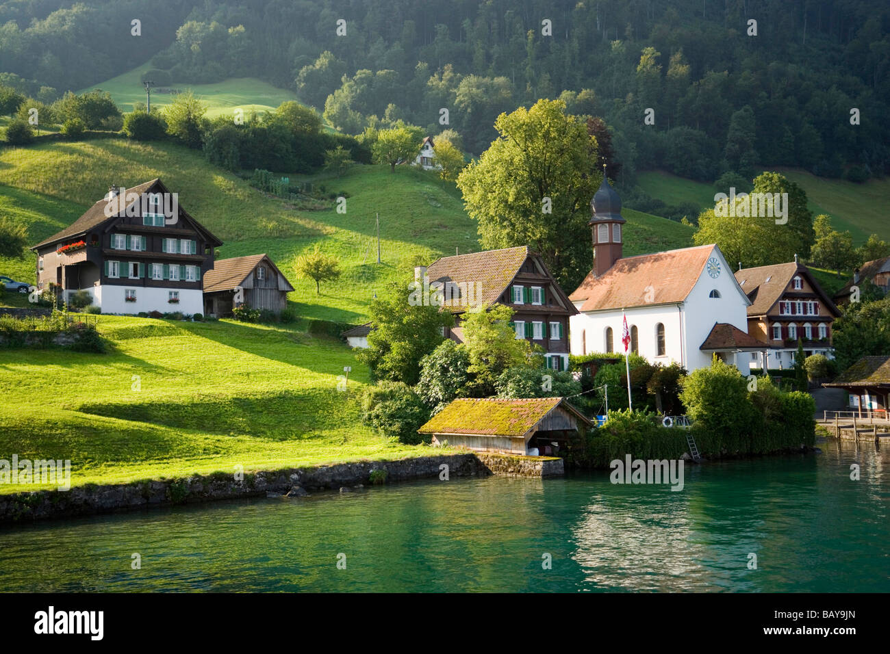 Blick über den Vierwaldstättersee nach Kehrsiten Dorf mit Kirche, Kanton Luzern, Schweiz Stockfoto