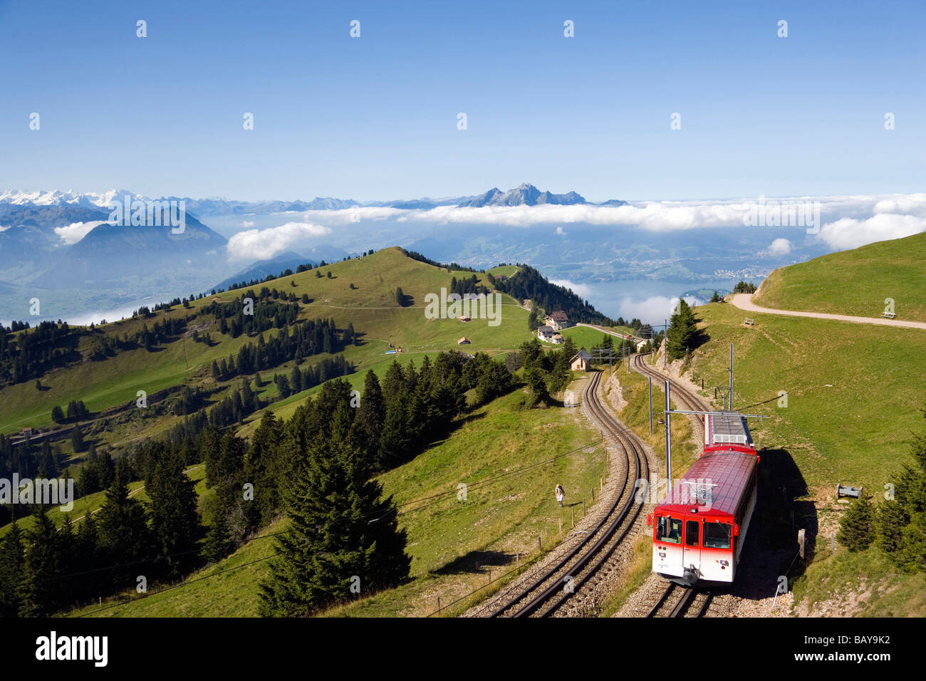 Blick auf Rigi Kulm (1797 m) mit Zahnradbahn Vitznau-Rigi-Bahn, der ersten Bergbahn Europas, Bergpanorama mit m Stockfoto