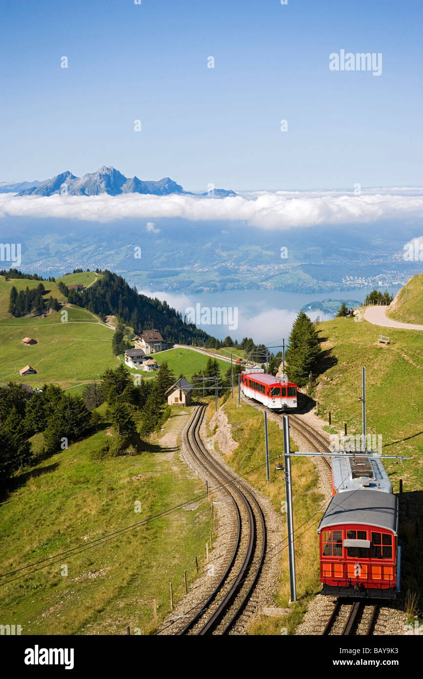Blick auf Rigi Kulm (1797 m) mit Zahnradbahn Vitznau-Rigi-Bahn, der ersten Bergbahn Europas, Bergpanorama mit m Stockfoto