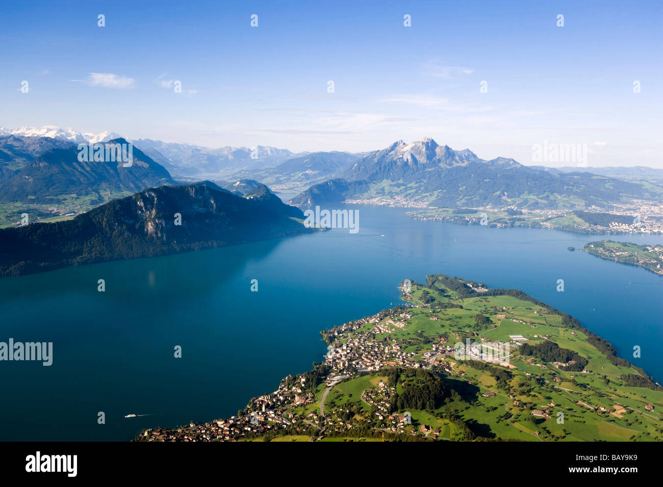 Blick über den Vierwaldstättersee mit Weggis, Rigi Kaltbad, Kanton Schwyz, Schweiz Stockfoto