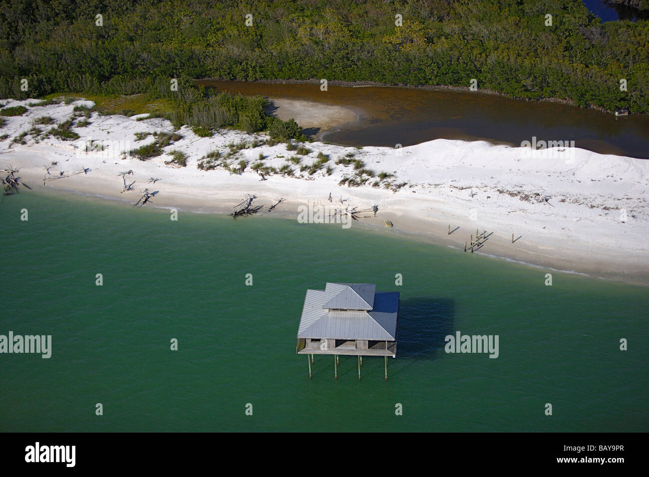 Verlassene Haus auf Stelzen auf dem Ufer von zehn tausend Islands National Park, Florida, USA Stockfoto