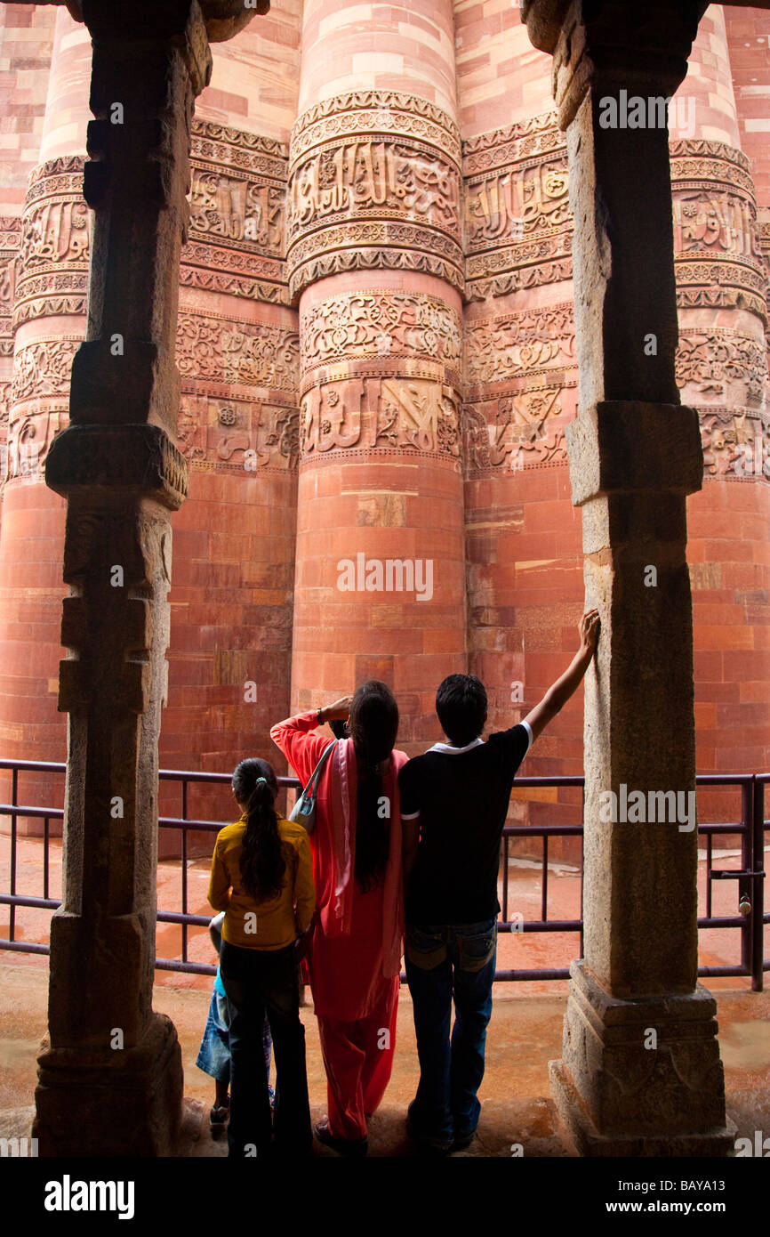 Indische inländische Touristen an Qutab Minar in Delhi Indien Stockfoto