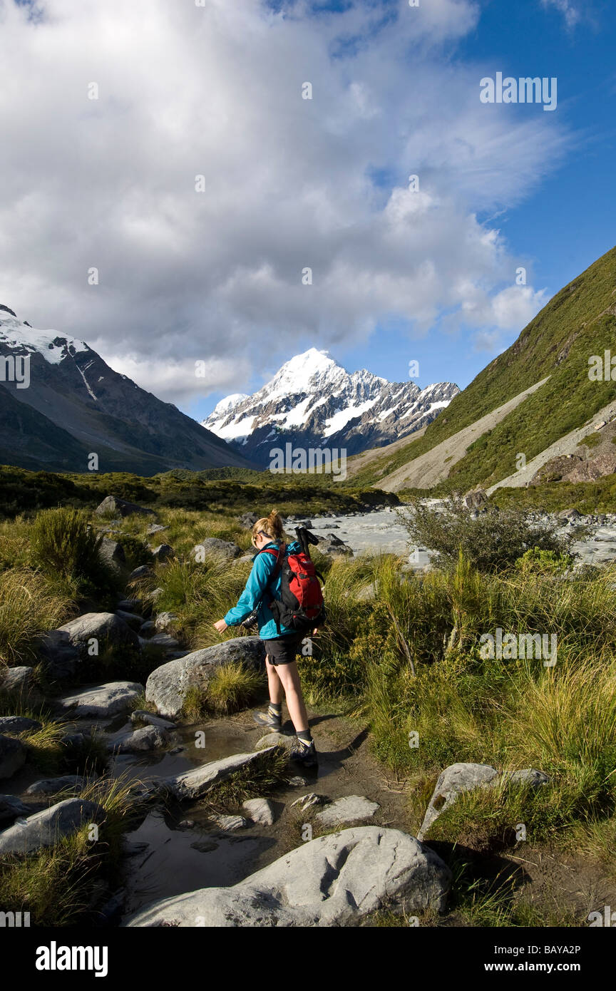 Frau auf Hooker Valley Trail Mt Cook Aoraki National Park Südinsel Neuseeland Stockfoto