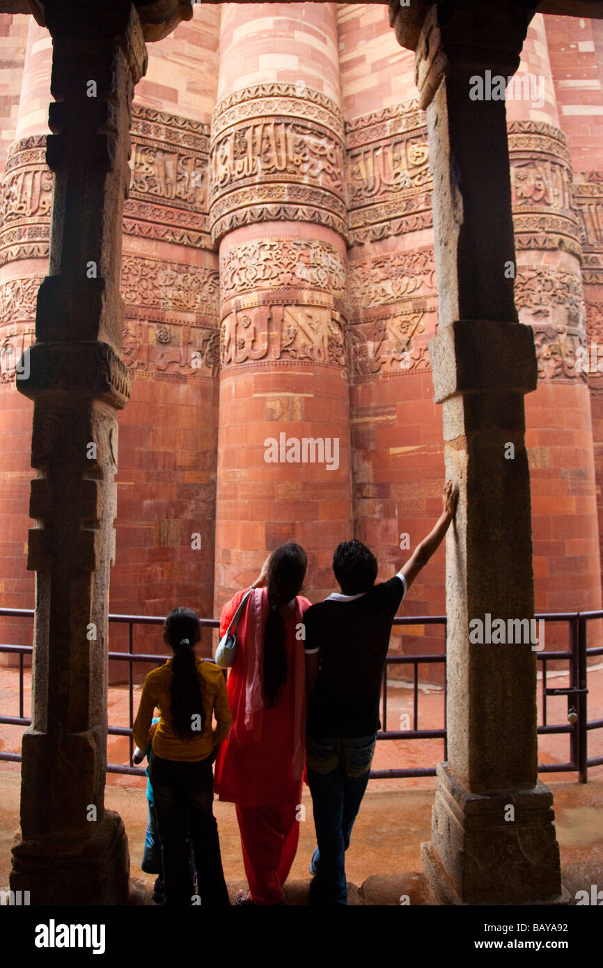 Indische inländische Touristen an Qutab Minar in Delhi Indien Stockfoto