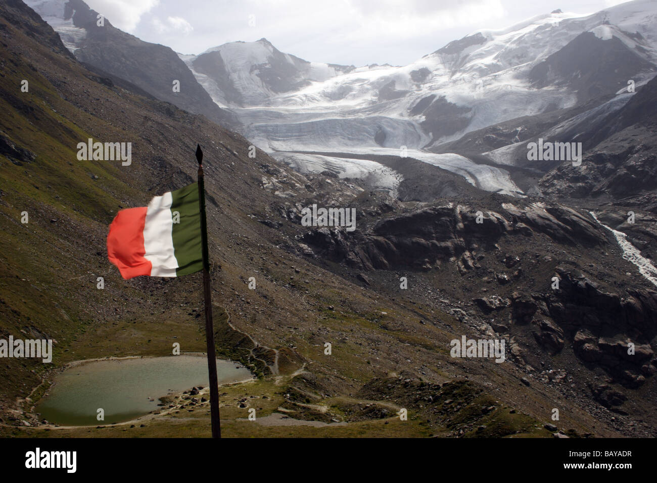 Alpen & Itaian Flagge Stockfoto