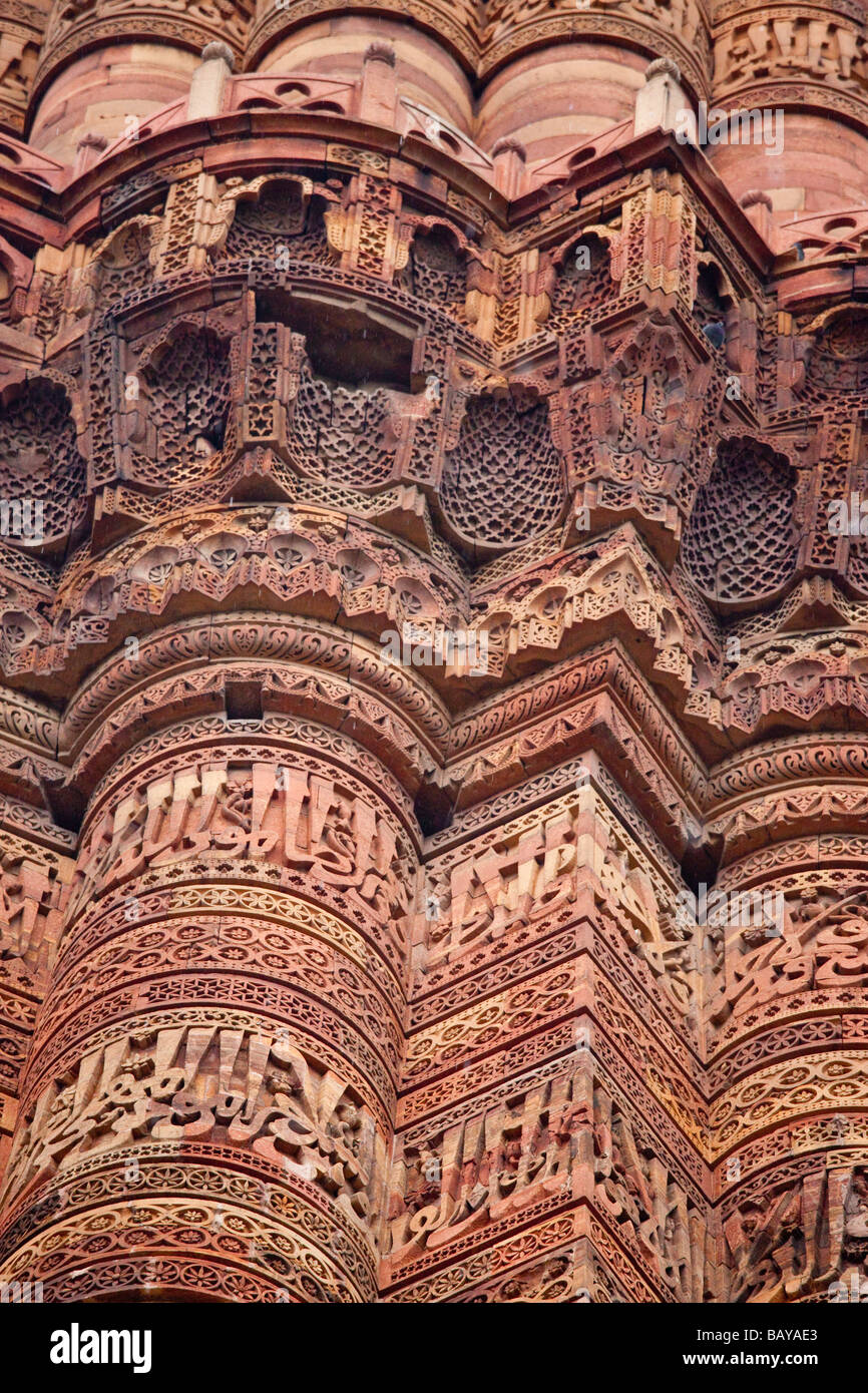 Geschnitzten Details auf Qutb Minar in Delhi Indien Stockfoto