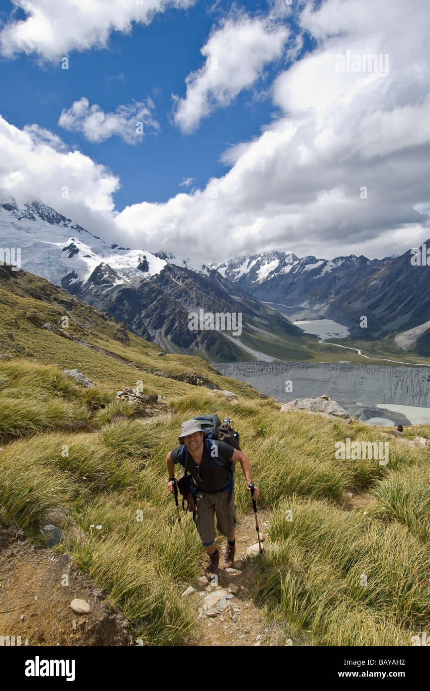 Wanderer auf dem Weg zur Mueller Hut Mt Cook Aoraki National Park Südinsel Neuseeland Stockfoto