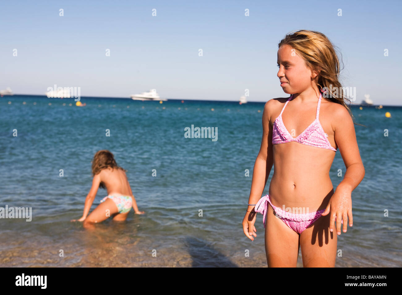 Kaukasische Mädchen Am Strand In Badebekleidung Plage De Pampelonne Ramatuelle St Tropez 