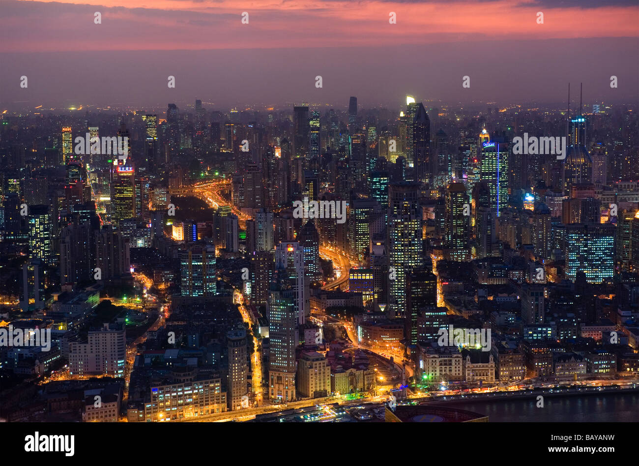 Blick auf Shanghai Bund und Huangpu District in der Nacht vom Jin Mao Tower. Pudong, Shanghai, China. Stockfoto