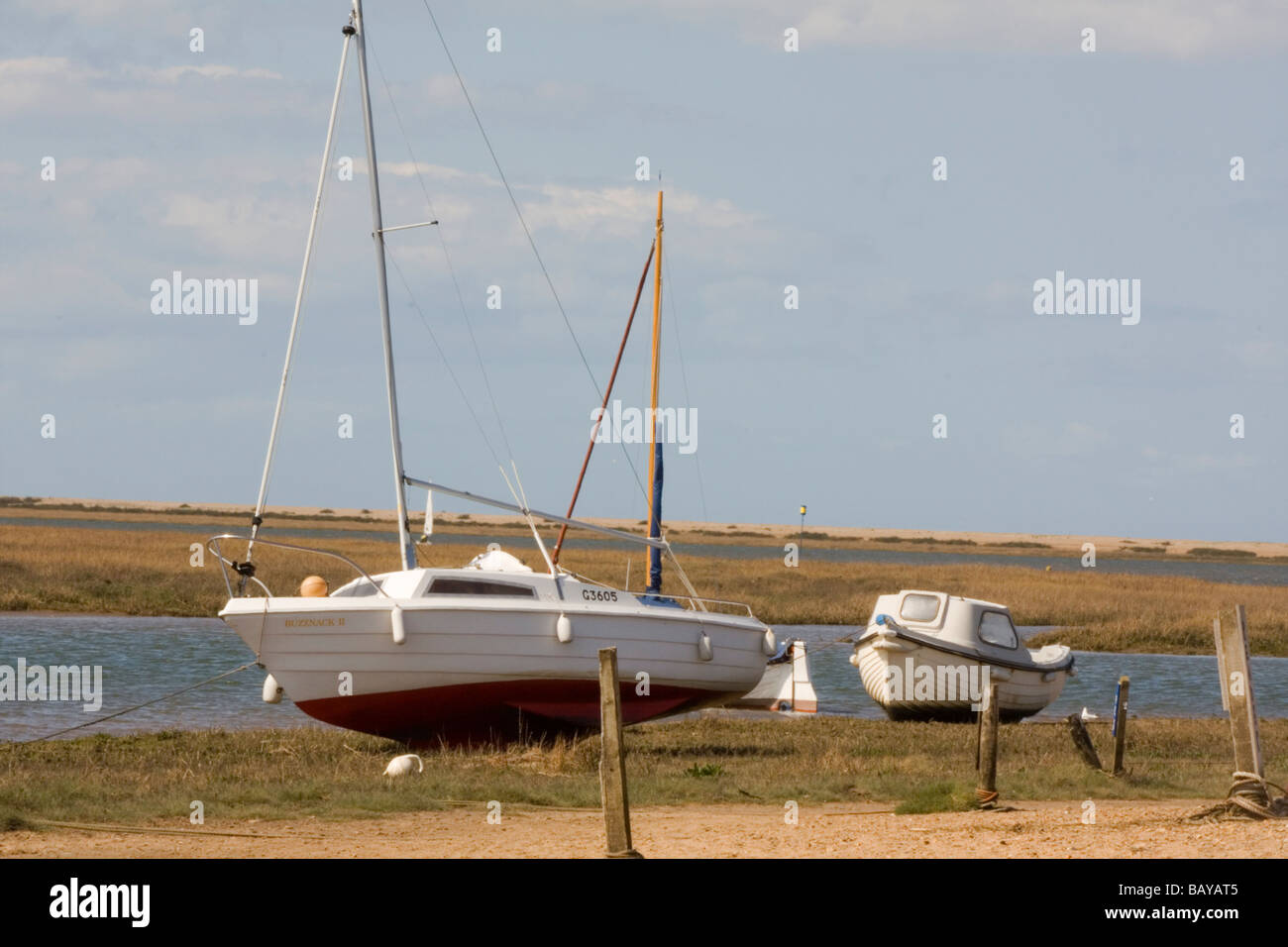 Boote vor Anker am Priel an Blakeney Point Norfolk in England Stockfoto