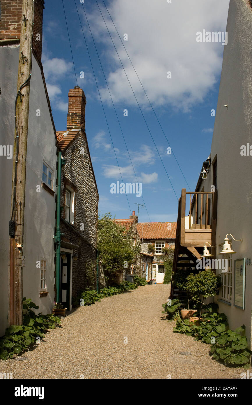 Telefonleitungen verderben englischen Dorf Hof Stockfoto