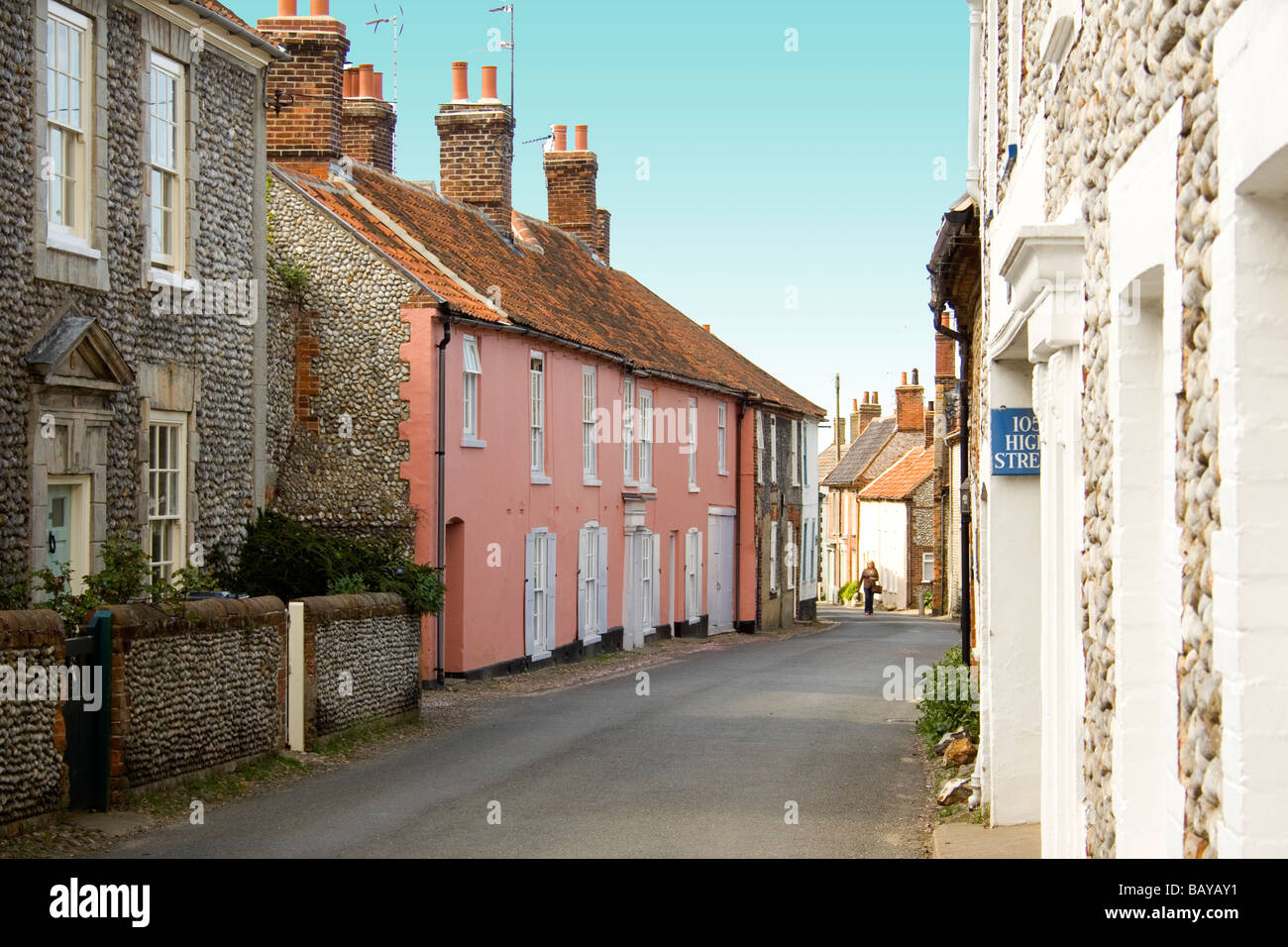 Rosa und Kiesel Hütten im englischen Küste Dorf Blakeney, Norfolk Stockfoto