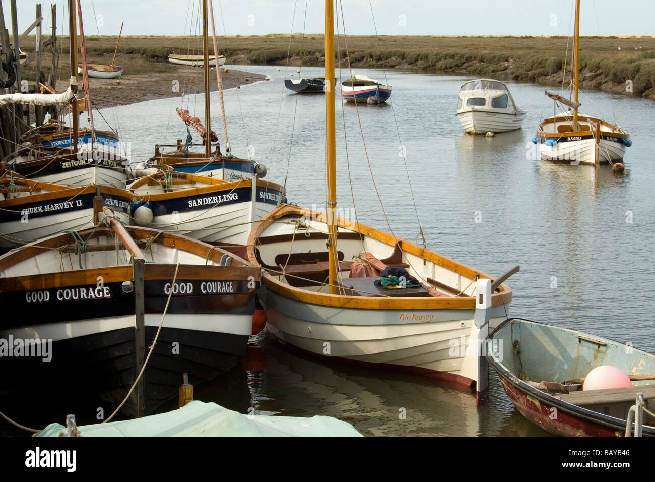 Kleine Boote neben in Priel bei Blakeney, Norfolk, England Stockfoto