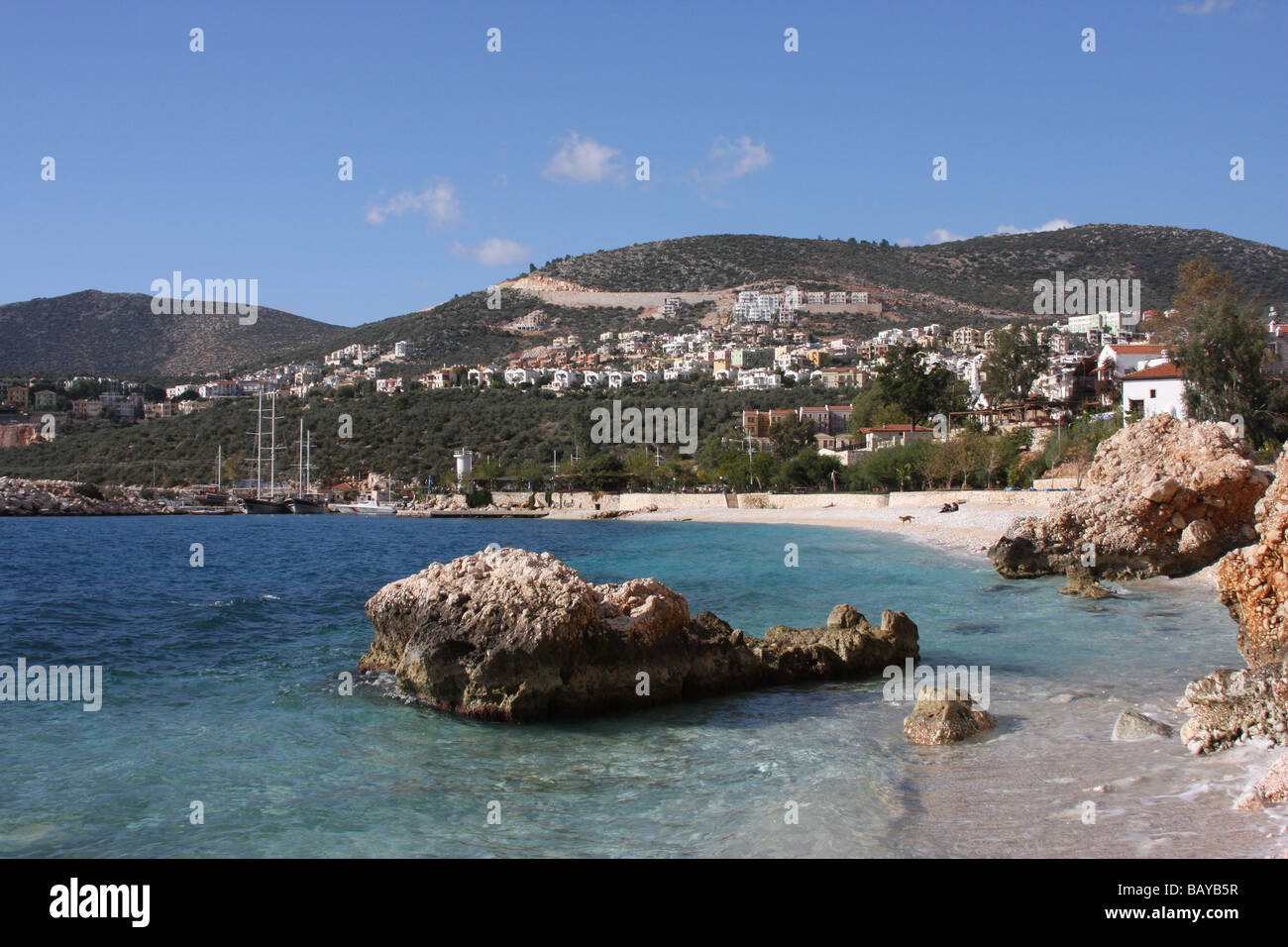 Kalkan, Türkei - Seenlandschaft, die auch am Strand und die zerklüftete Küste. Stockfoto