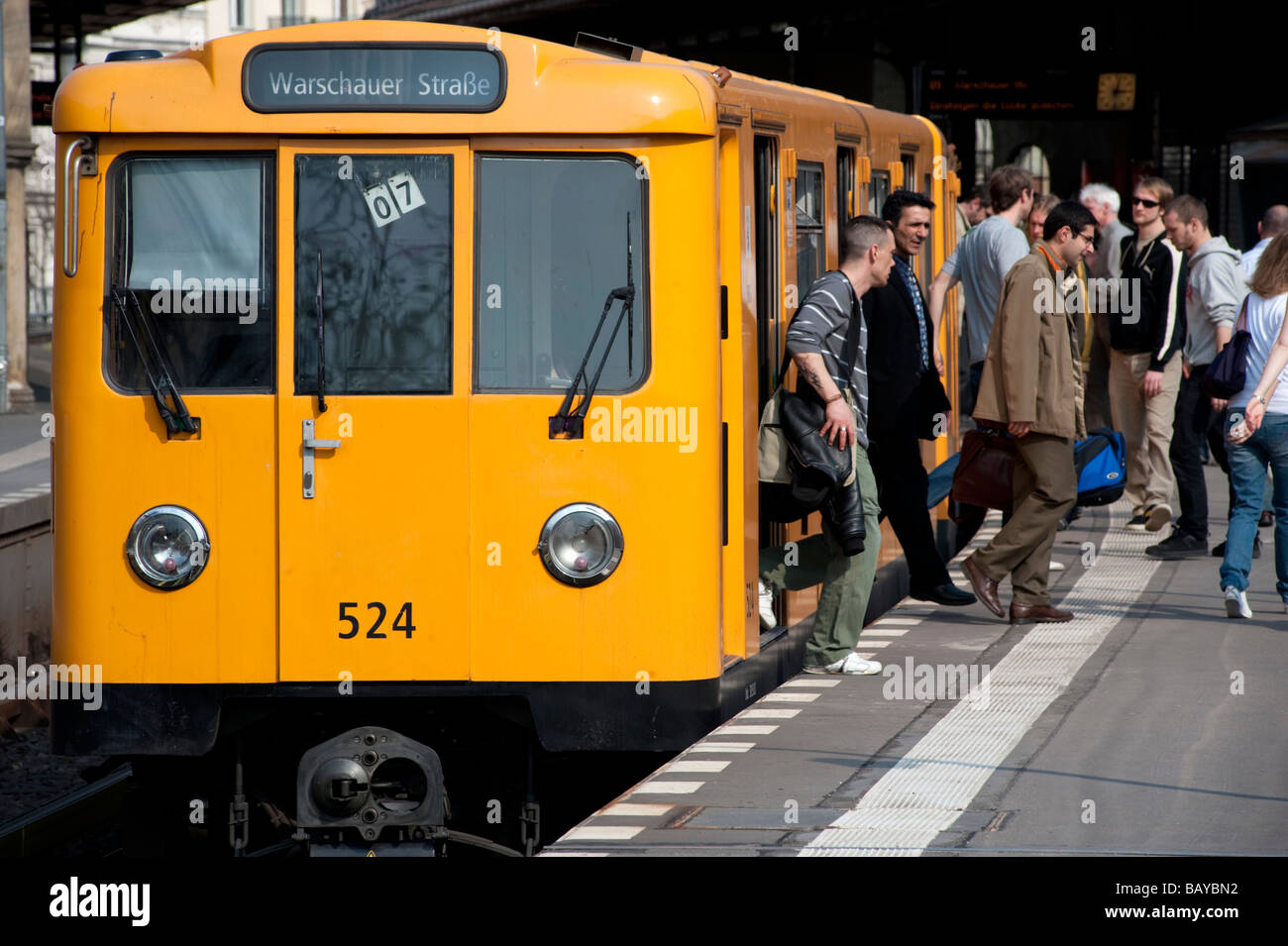 Berliner S-Bahn-Personenzug am Bahnhof in Kreuzberg Berlin Stockfoto