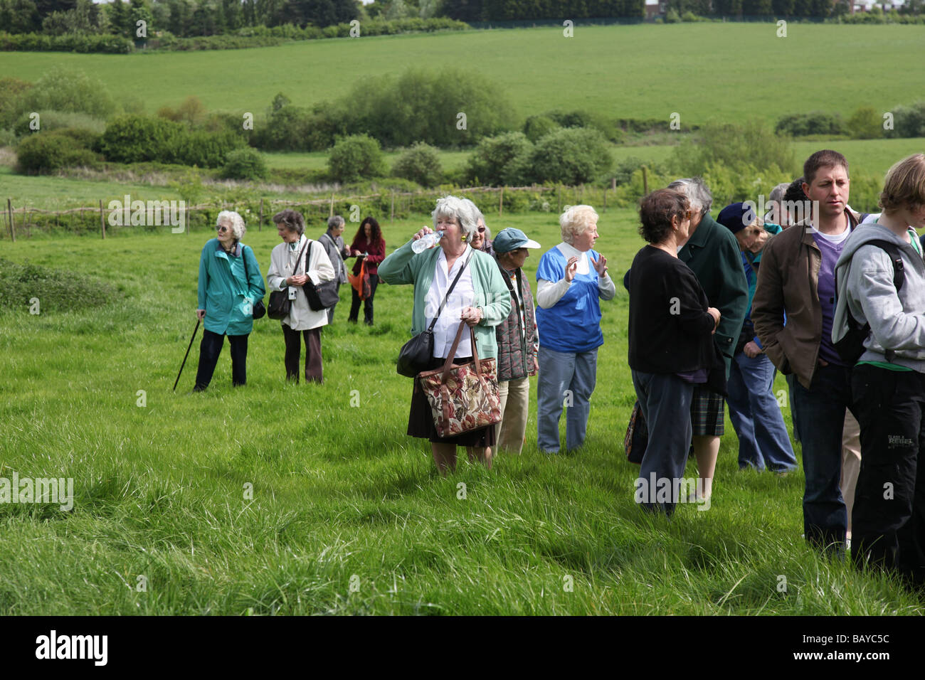 Eine gemischte Gruppe von Erwachsenen und Elerly Menschen auf einem Natur-Tagesausflug Stockfoto