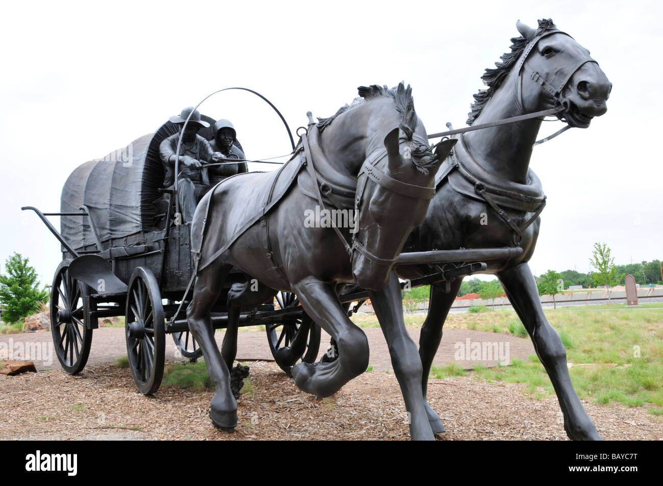 Bronze Pferde Wagen und Fahrer Teil einer Feier der Oklahoma s Centennial Land Run von Paul Moore, Bildhauer Stockfoto