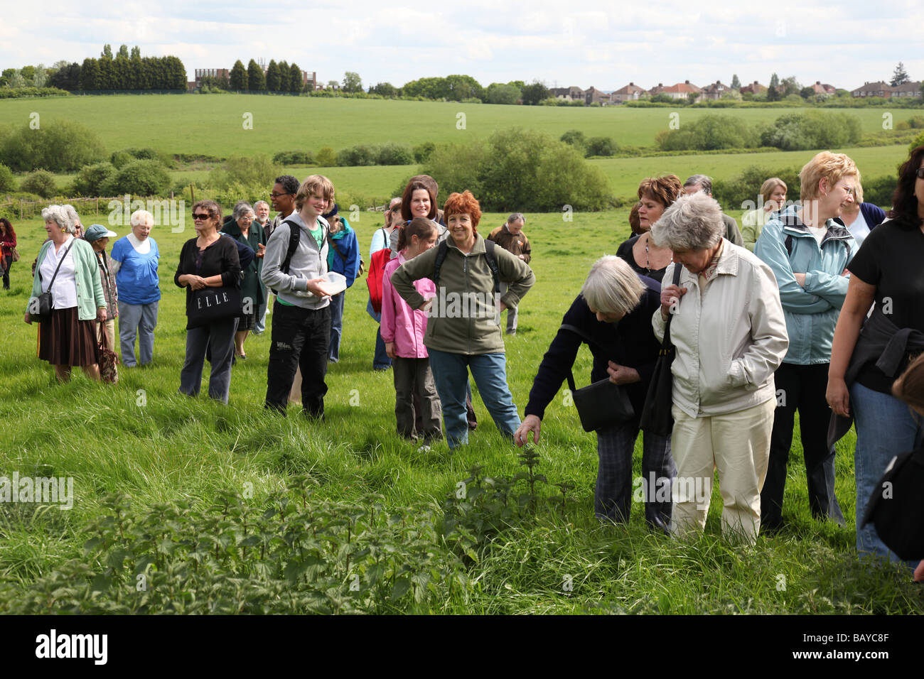 Eine gemischte Gruppe von Erwachsenen und Elerly Menschen auf einem Natur-Tagesausflug Stockfoto