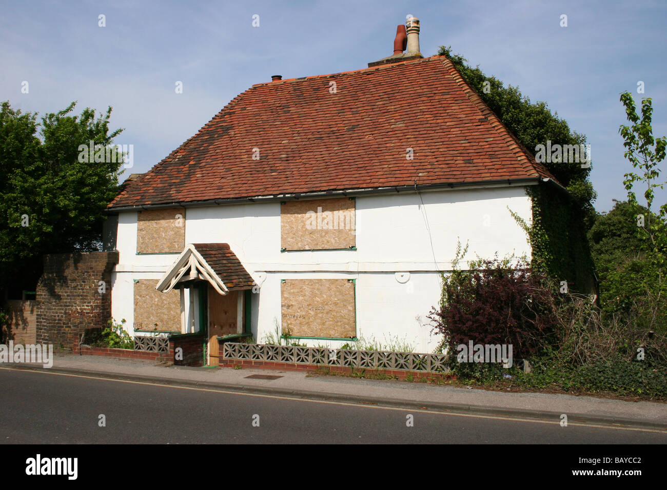 An Bord und unbesetzt verlassene Haus Rainham Kent UK Stockfoto