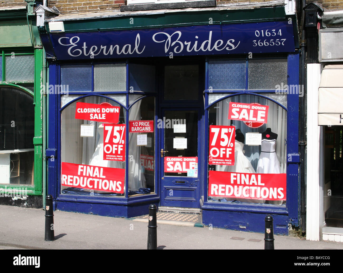 Brautgeschäft 75% Rabatt Schließung Verkauf. Ladenschließungen und Schließungsschilder mit endgültigen Reduzierungen. Stockfoto