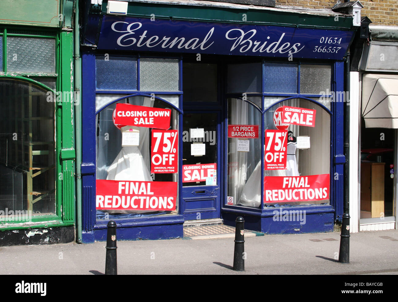 Brautgeschäft 75% Rabatt Schließung Verkauf. Ladenschließungen und Schließungsschilder mit endgültigen Reduzierungen. Stockfoto