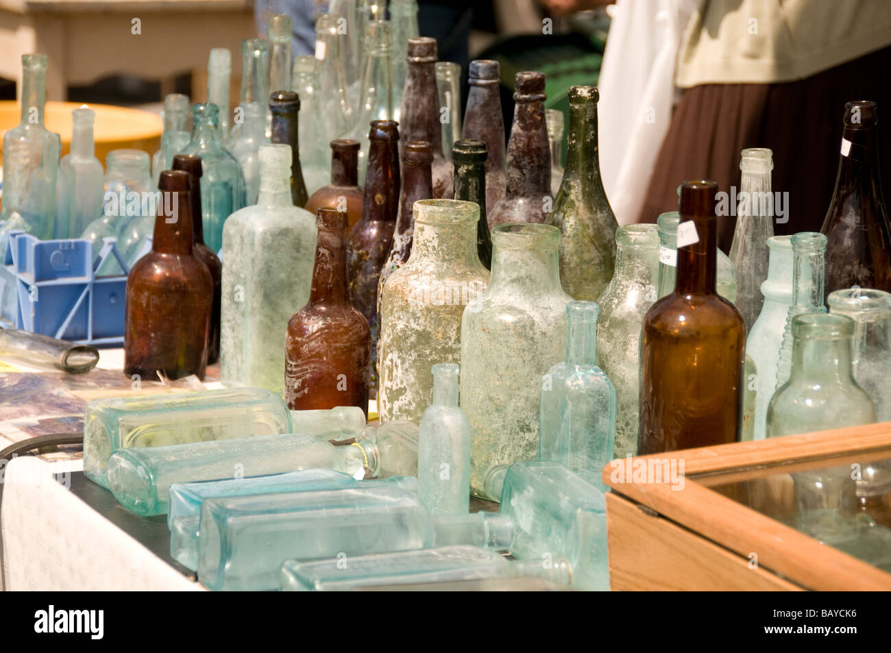 alte Flaschen zum Verkauf an Nachbarschaft sonntags-Flohmarkt Stockfoto
