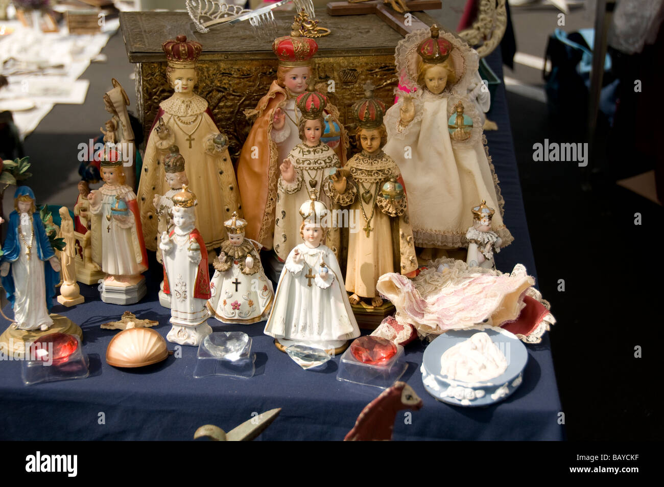 christliche Figuren zum Verkauf an Nachbarschaft sonntags-Flohmarkt Stockfoto