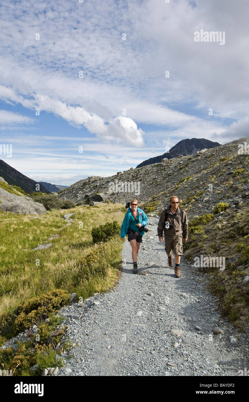 Paar auf Hooker Valley Trail Mt Cook Aoraki National Park Südinsel Neuseeland Stockfoto