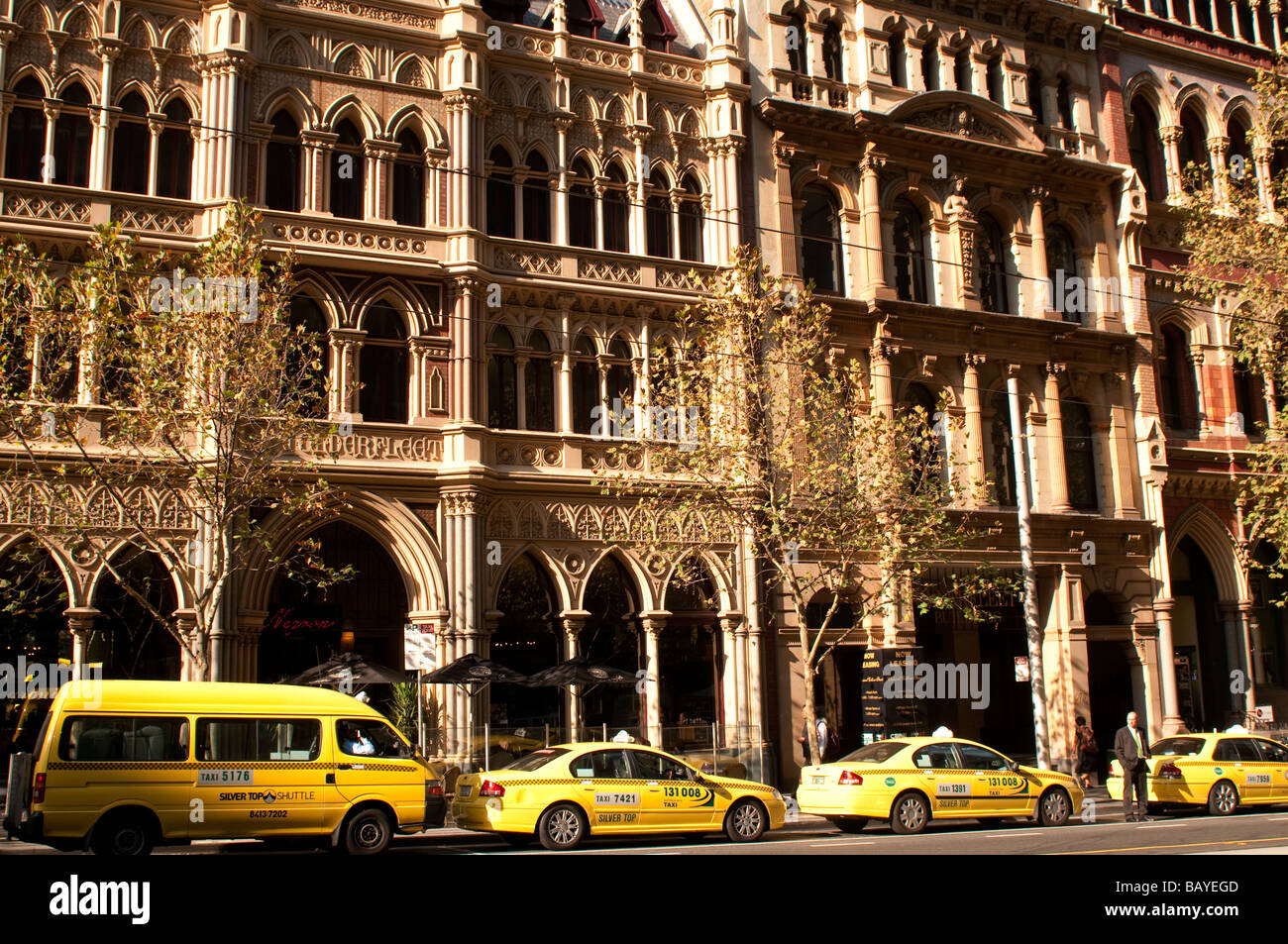 Taxis, die aufgereiht vor dem alten Rialto Hotel auf Collins Street, Melbourne, Australien Stockfoto