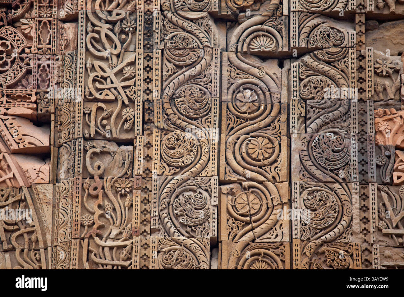 Arabische Inschrift und eingehend Qutb Minar in Delhi Indien Stockfoto