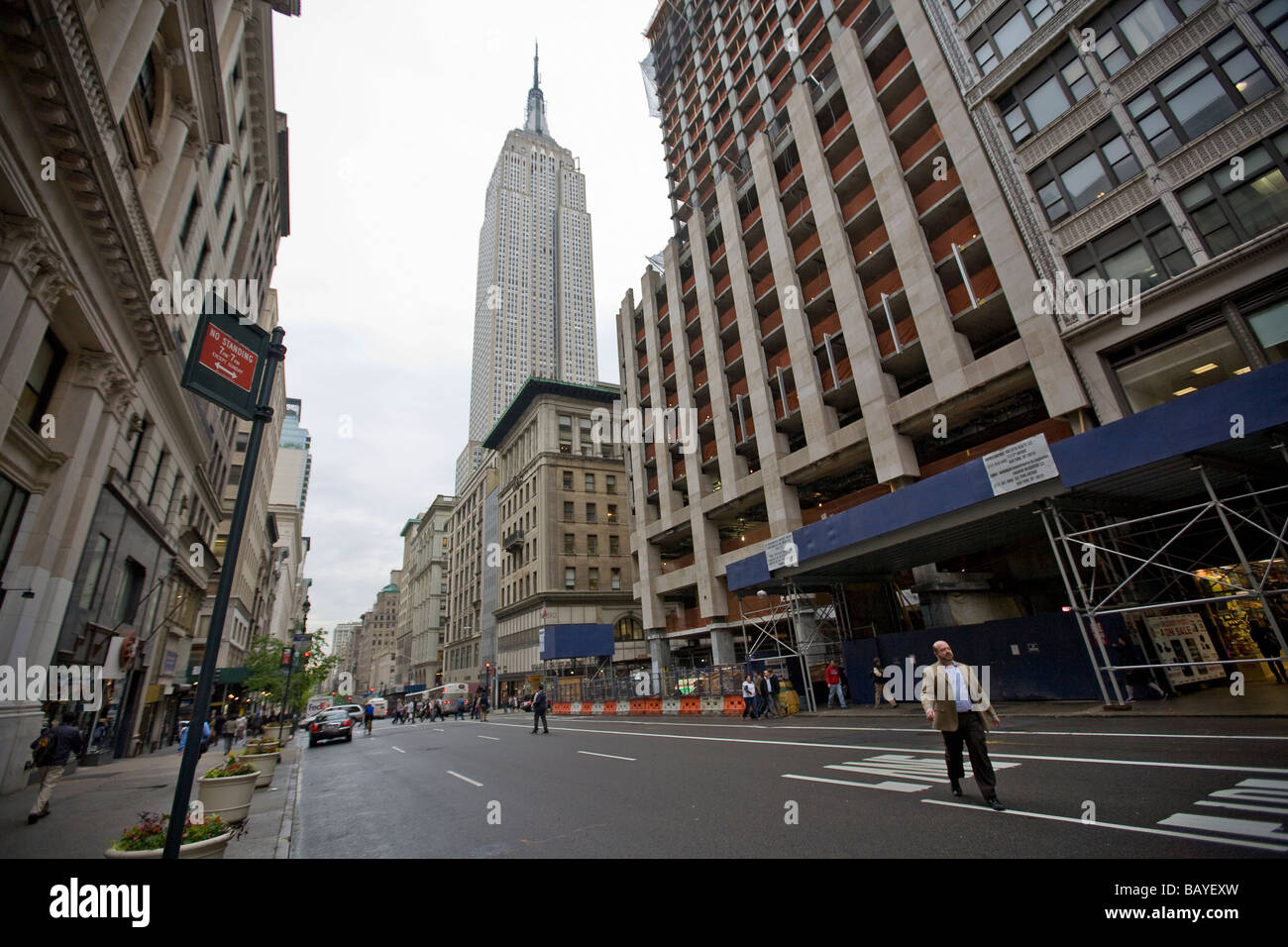 Blick auf Empire State Building vom Nord-Ost-Ecke der 34th Street und 5th avenue Stockfoto