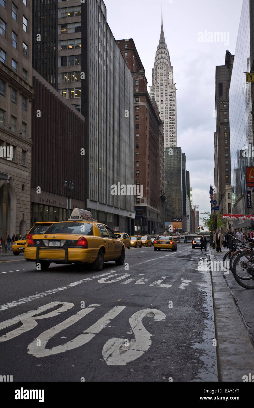 Blick nach Osten hinunter auf der 42nd Street aus Süd-Ost-Ecke des 42. und der 5th avenue Stockfoto