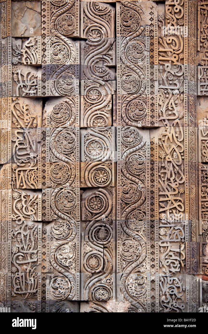 Arabische Inschrift und eingehend Qutb Minar in Delhi Indien Stockfoto