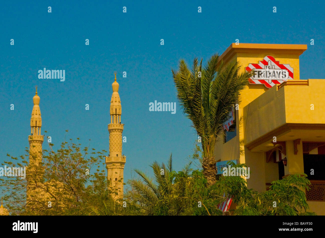 Dubai Jumeirah Moschee und TG Fridays Kette Stockfoto