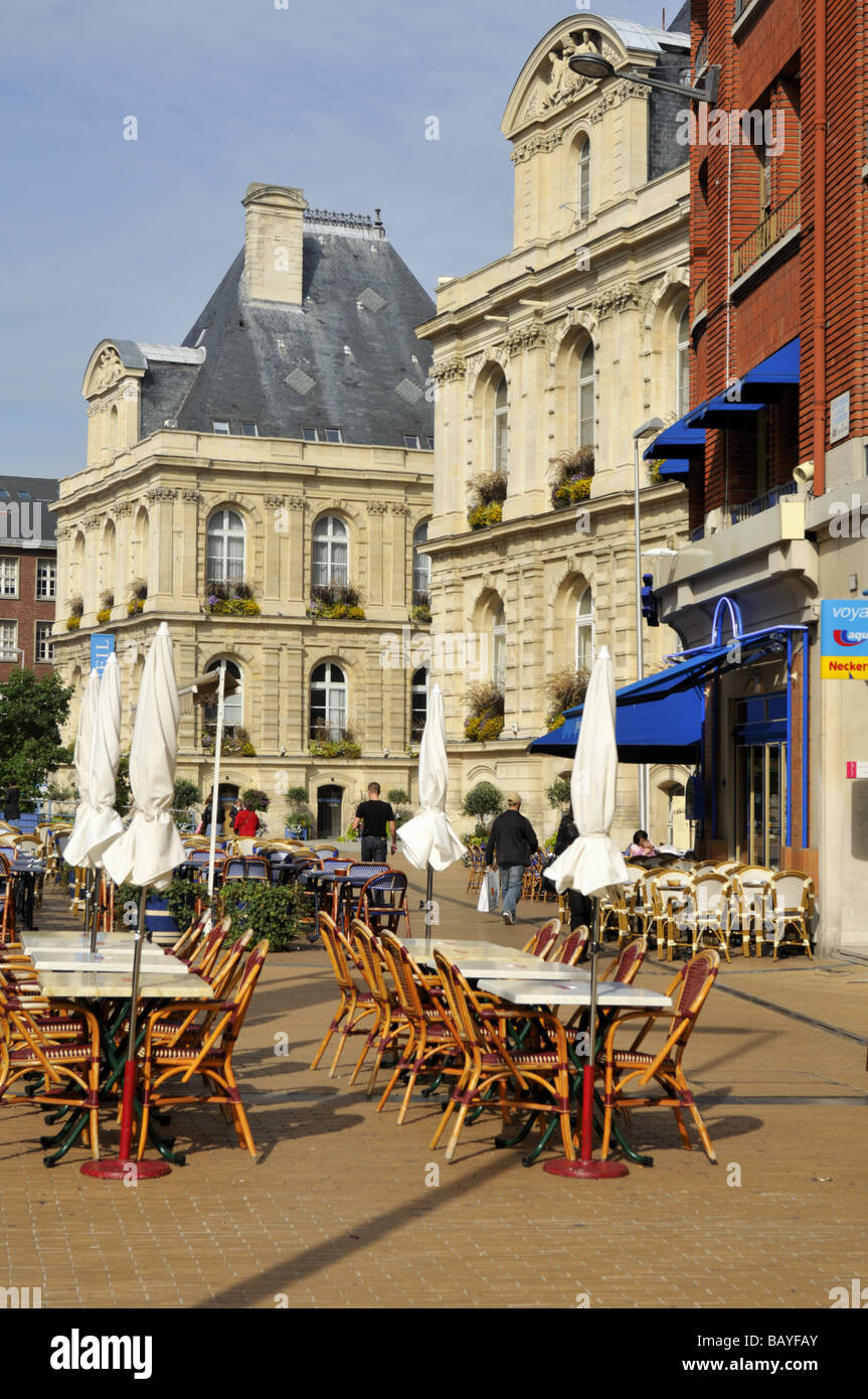 Leere Tische und Stühle Amiens Frankreich Stockfoto