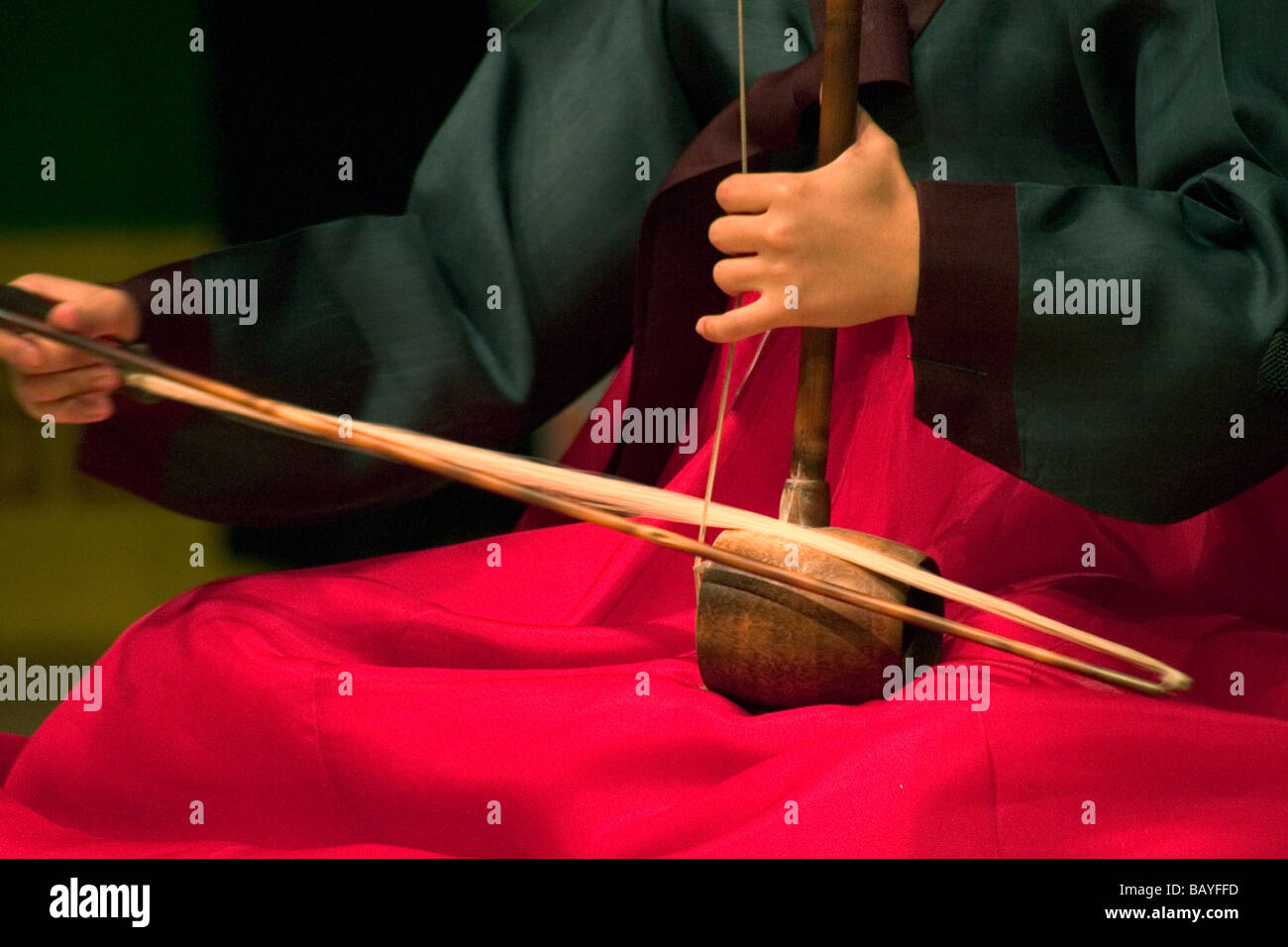 Haegum, eine Art der traditionellen zwei-saitige Harfe spielt eine Frau in opernhaft, Süd-Gyeongsang Provinz, Republik Südkorea. Stockfoto