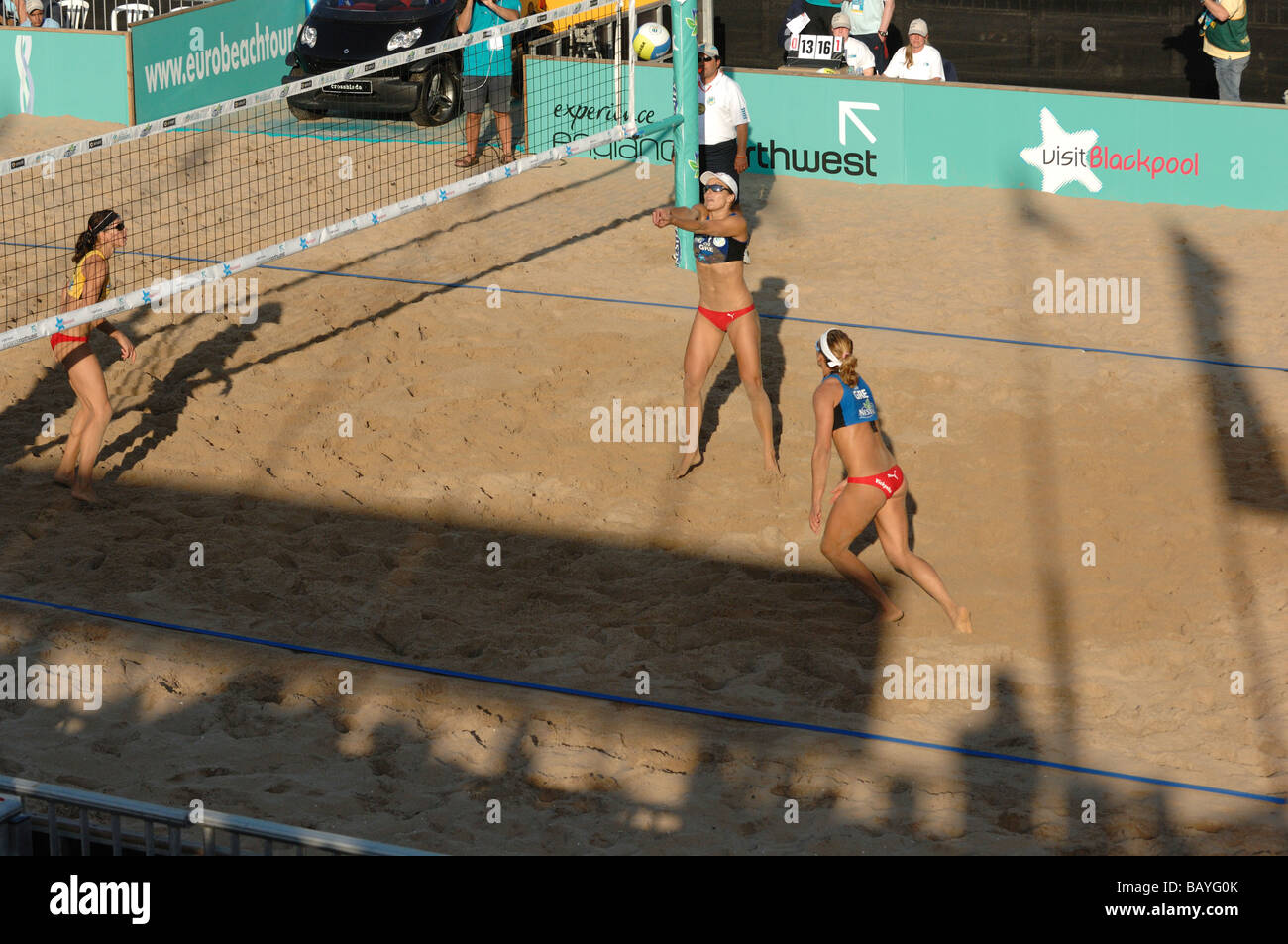 Wettbewerber in einem internationalen Beachvolleyball-Turnier in Blackpool, Lancashire England Stockfoto