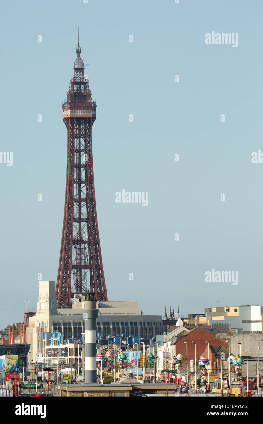 Blackpool Tower vor blauem Himmel mit einer belebten promenade Stockfoto