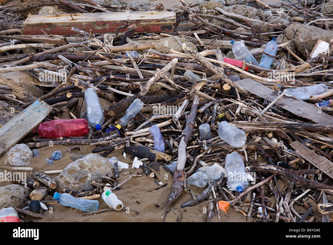 Abfall und Drift Kunstholz angespült am öffentlichen Strand am South Tyneside Stockfoto