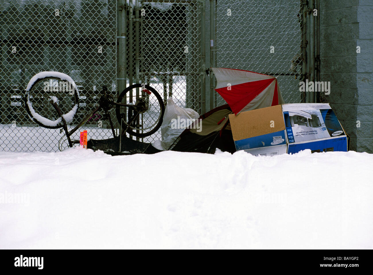 Obdachlose Person provisorischen Heim und Obdach in urbane Stadt, Nordamerika, Winter Schnee Stockfoto