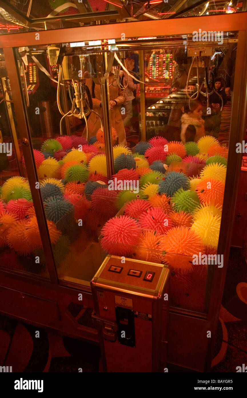 Ein Jahrmarkt Greifer Spiel in Skegness mit bunten Spielzeug Stockfoto