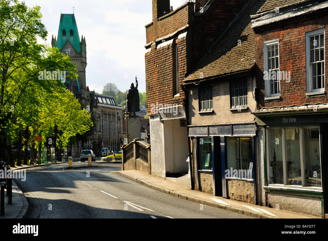 WINCHESTER, HAMPSHIRE, Großbritannien - 26. APRIL 2009: Blick auf die Winchester Street mit der King Alfred Statue im Hintergrund Stockfoto