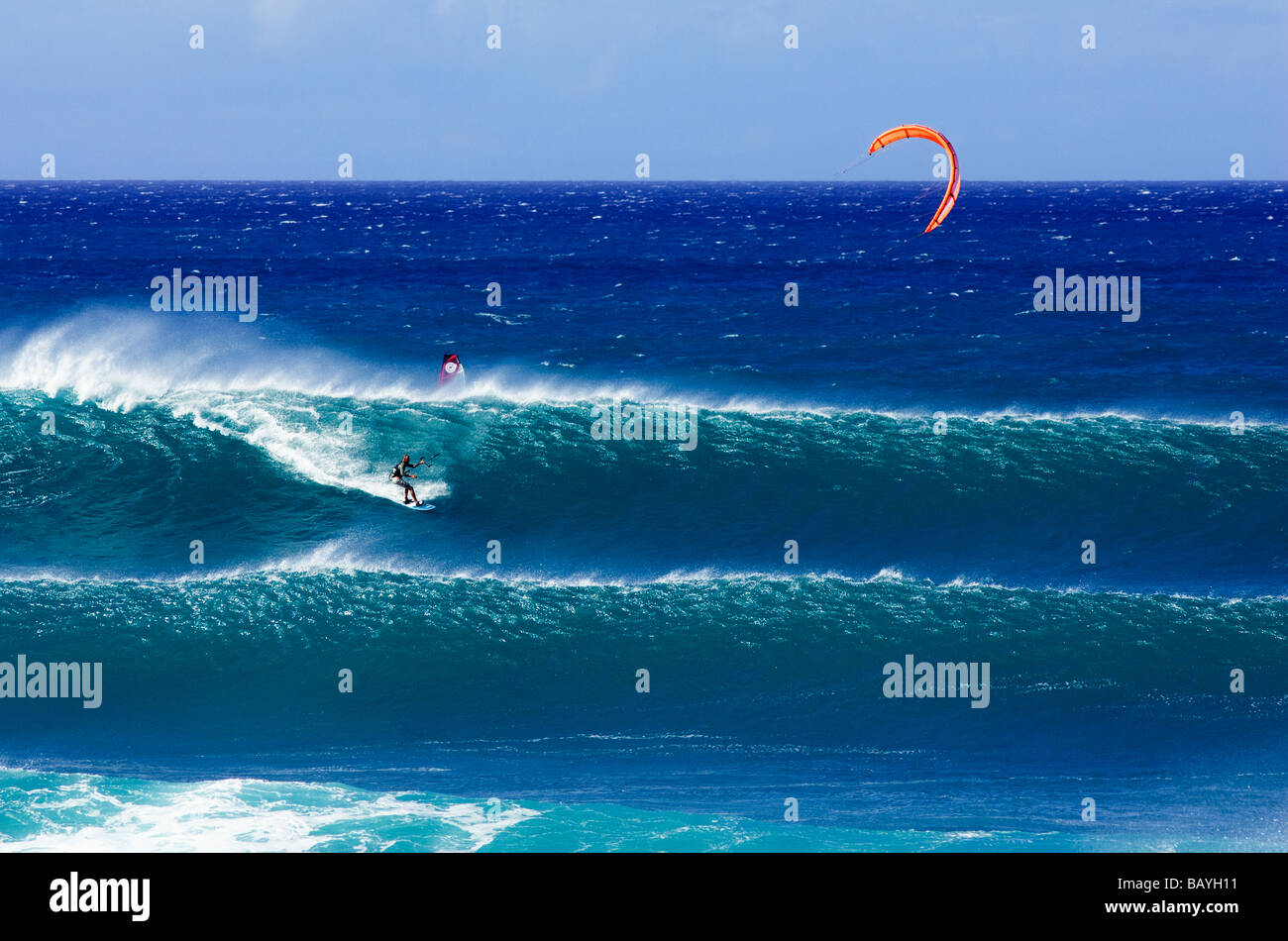 Kitesurfen am Ho'okipa Beach, Maui, Hawaii.  Kiteboarding ist sehr populär geworden. Stockfoto